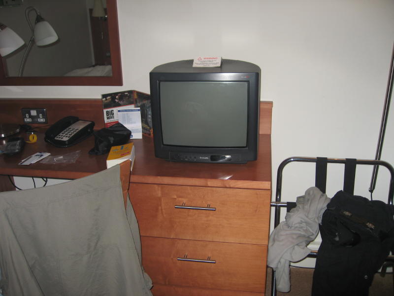 4 sterne in England Moathouse in Reading, für Raucher nur solche Zimmer ! Der Fernseher wurde durch den vielen Rauch ganz klein und hässlich.....!!!